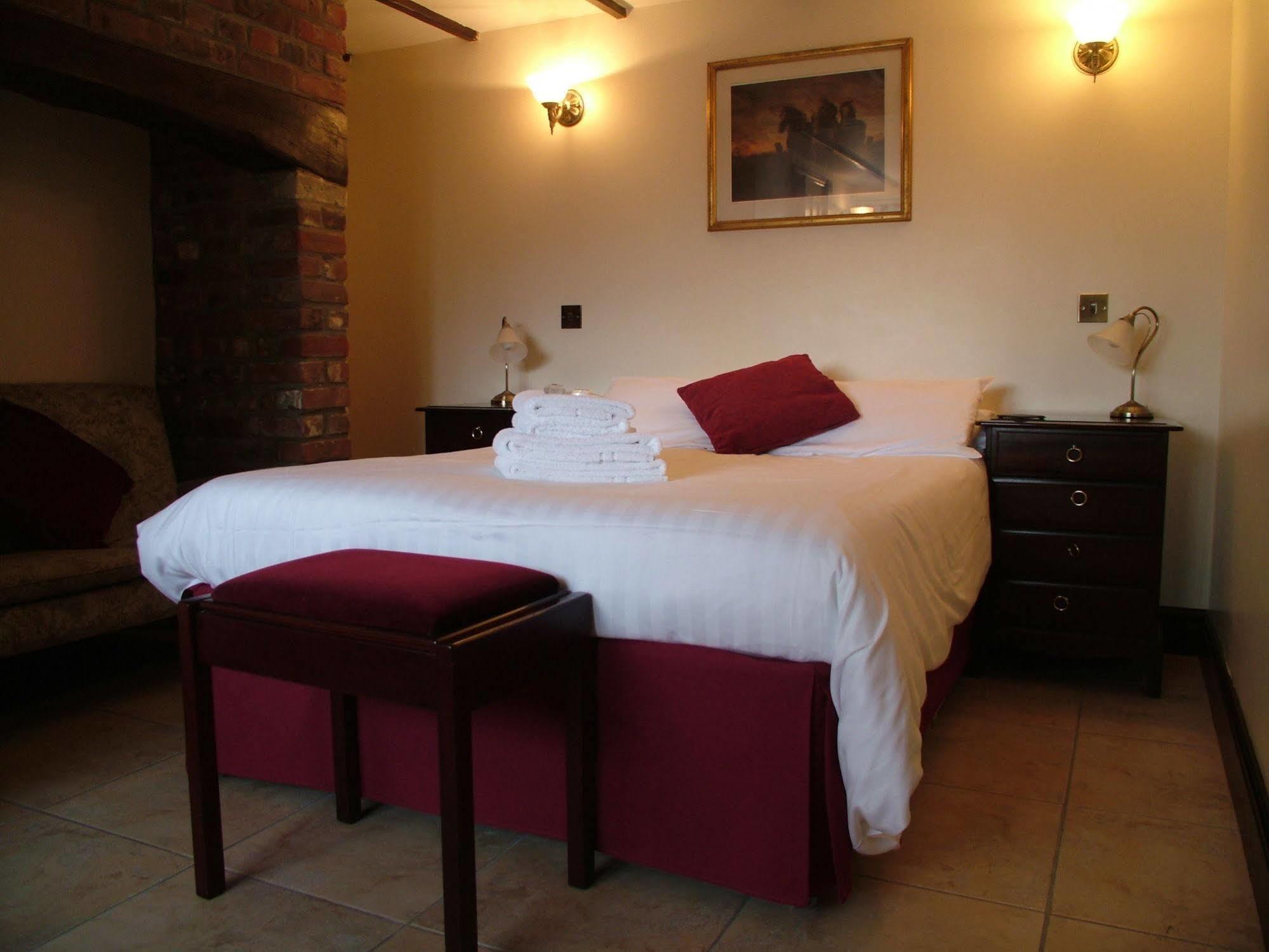 Mundford The Crown Hotel מראה חיצוני תמונה